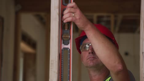 trabajador de la construcción comprobando el nivel