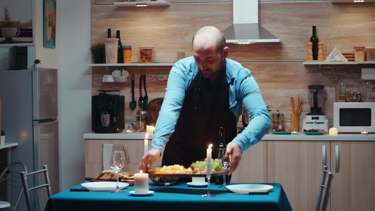 un hombre cocinando para su esposa.