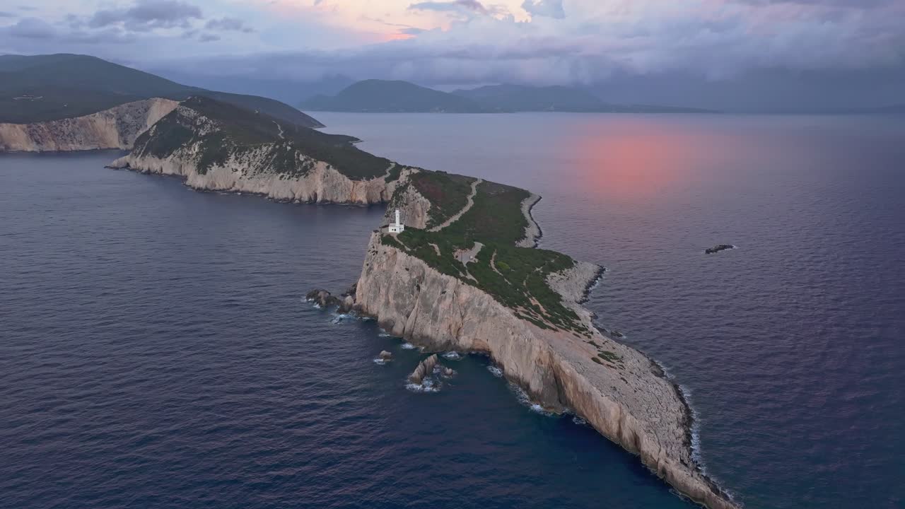 Veduta aerea di una tromba marina vicino a un capo roccioso e a un faro, Lefkada, Grecia