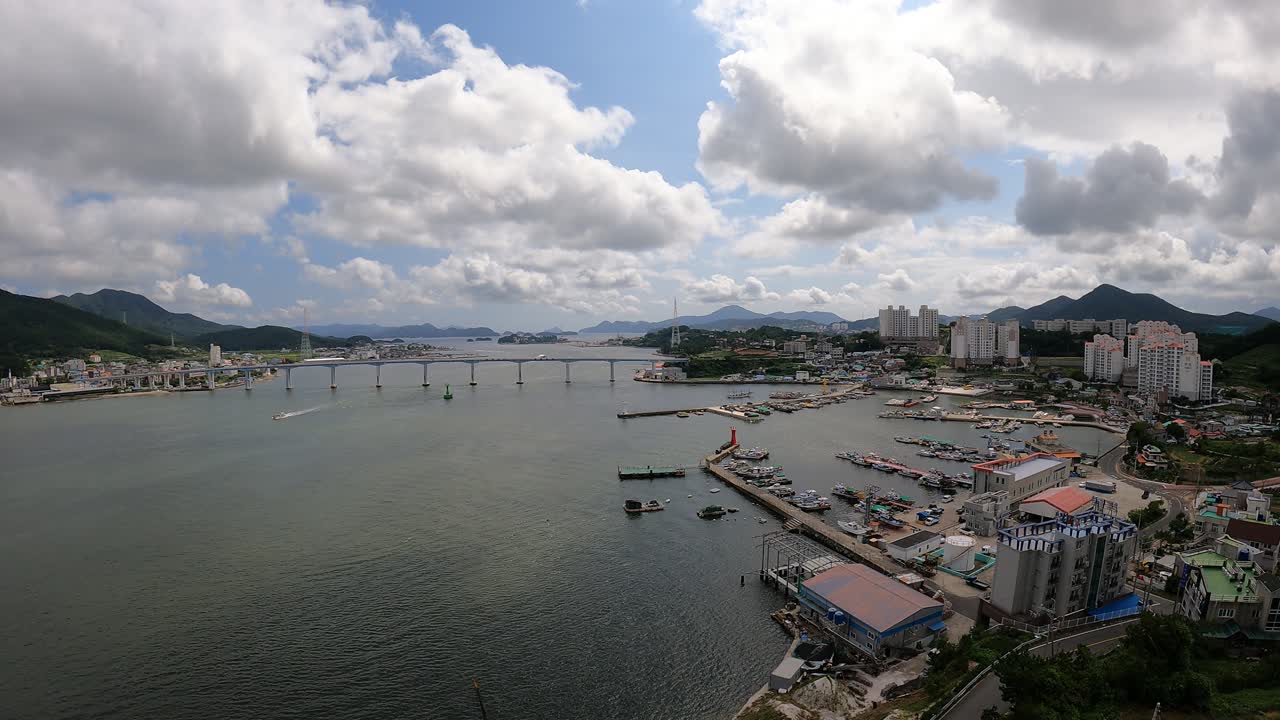 barcos de pesca en el puerto deportivo con nubes en el cielo en corea del sur