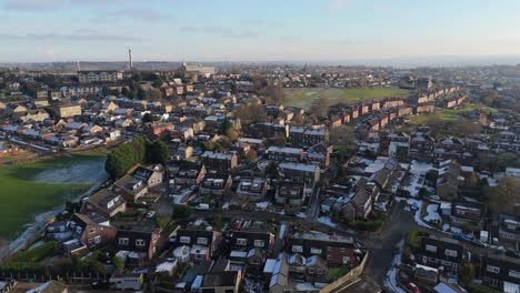 la vista de invierno del ojo de drone captura el típico desarrollo de viviendas de propiedad del consejo urbano del reino unido de dewsbury moor estate con casas adosadas de ladrillo rojo y el industrial yorkshire
