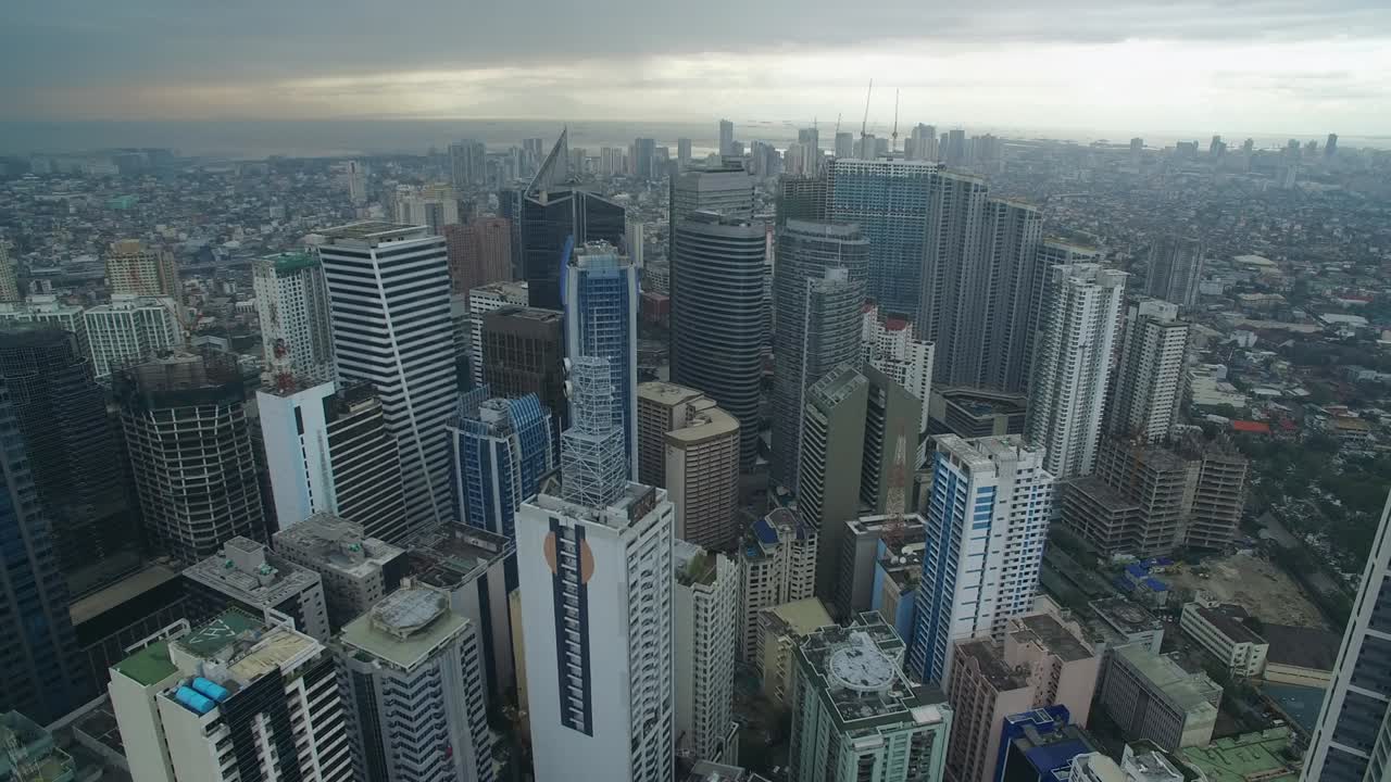 la ciudad de makati en filipinas. el horizonte del paisaje urbano y los rascacielos en el fondo. el distrito comercial de manila
