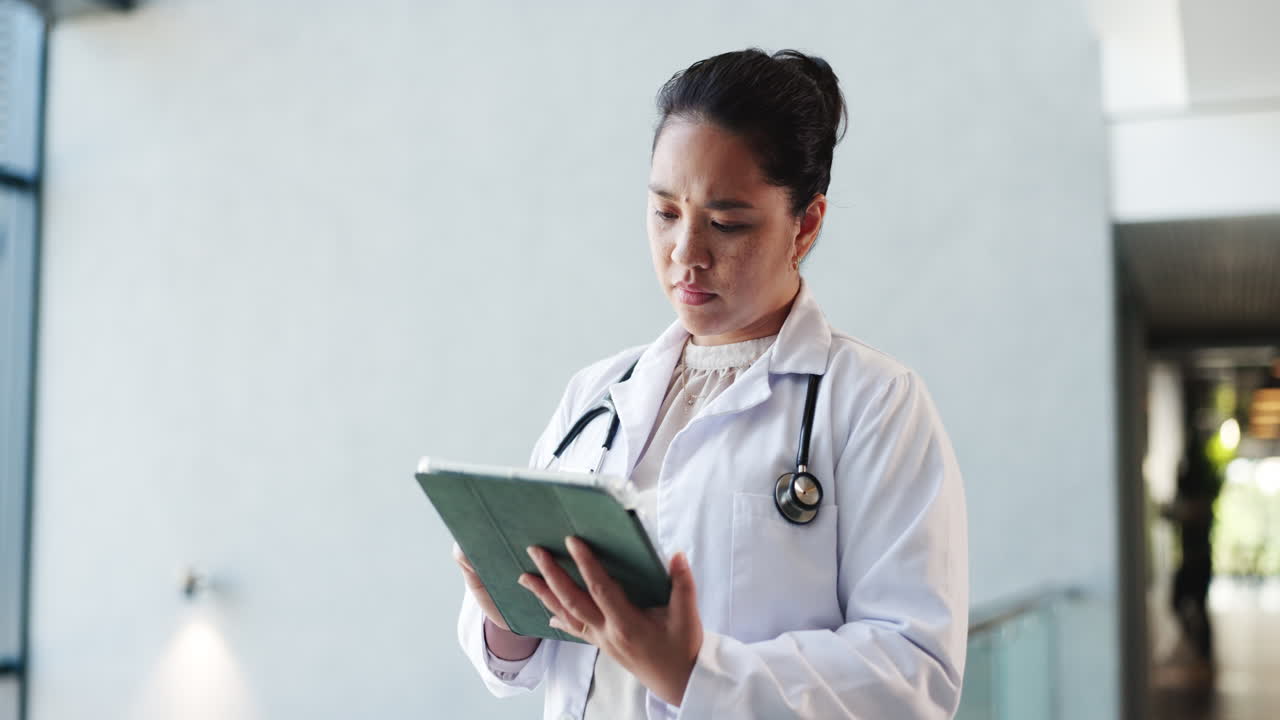 Dottoressa che usa un tablet digitale in un ospedale moderno