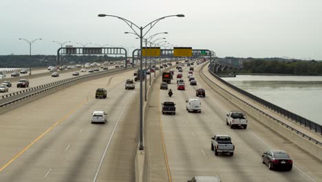 Fahrzeuge,-Die-An-Einem-Bewölkten-Tag-über-Die-Woodrow-Wilson-Bridge-Und-Den-Potomac-River-Zwischen-Maryland-Und-Virginia-Fahren-Und-Von-Der-Kamera-Nach-Virginia-Reisen