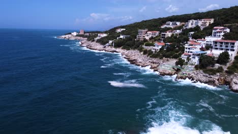 Edificios-De-Apartamentos-De-Lujo-En-La-Costa-Rocosa-De-Montenegro,-Olas-En-La-Costa,-Antena