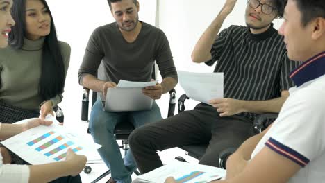 hombres de negocios se sientan alrededor y se reúnen en equipo juntos. hombre de negocios y mujer de negocios compartiendo ideas juntos, oriente medio o región transcontinental centrada en asia occidental.
