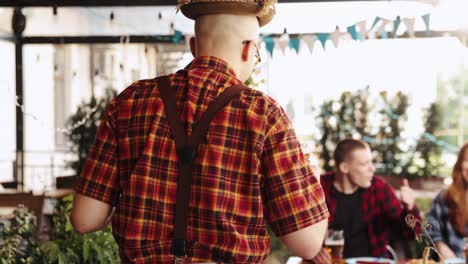 freunde genießen bier auf einer outdoor-party