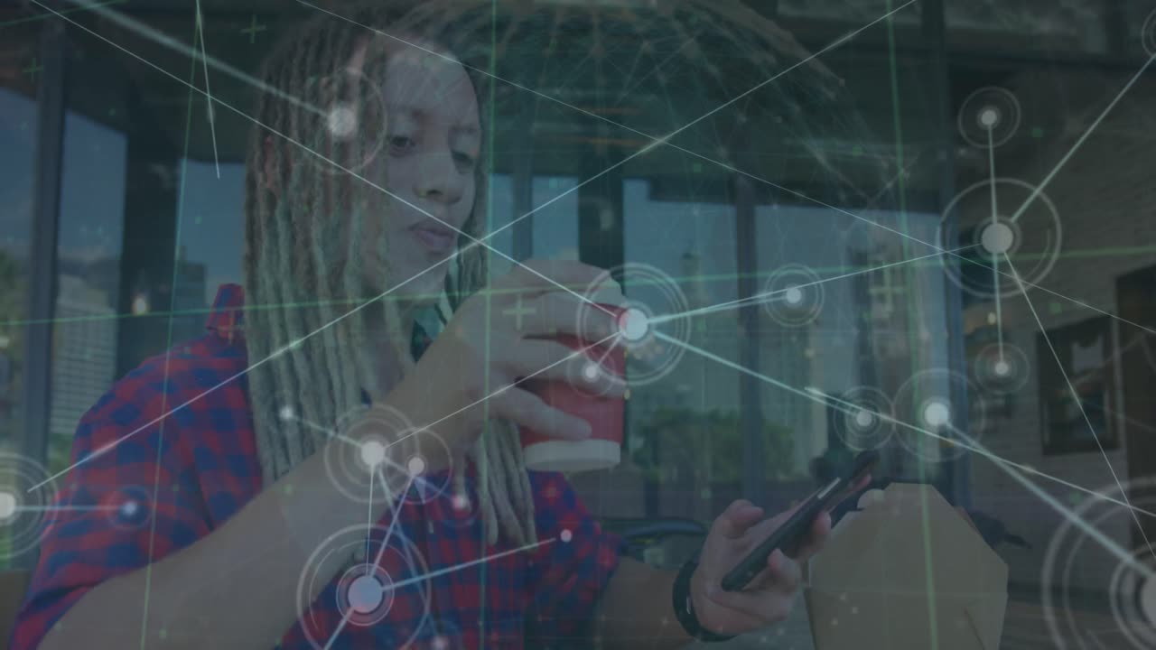 animación de la red de conexiones con el globo y datos sobre el hombre caucásico usando teléfono inteligente