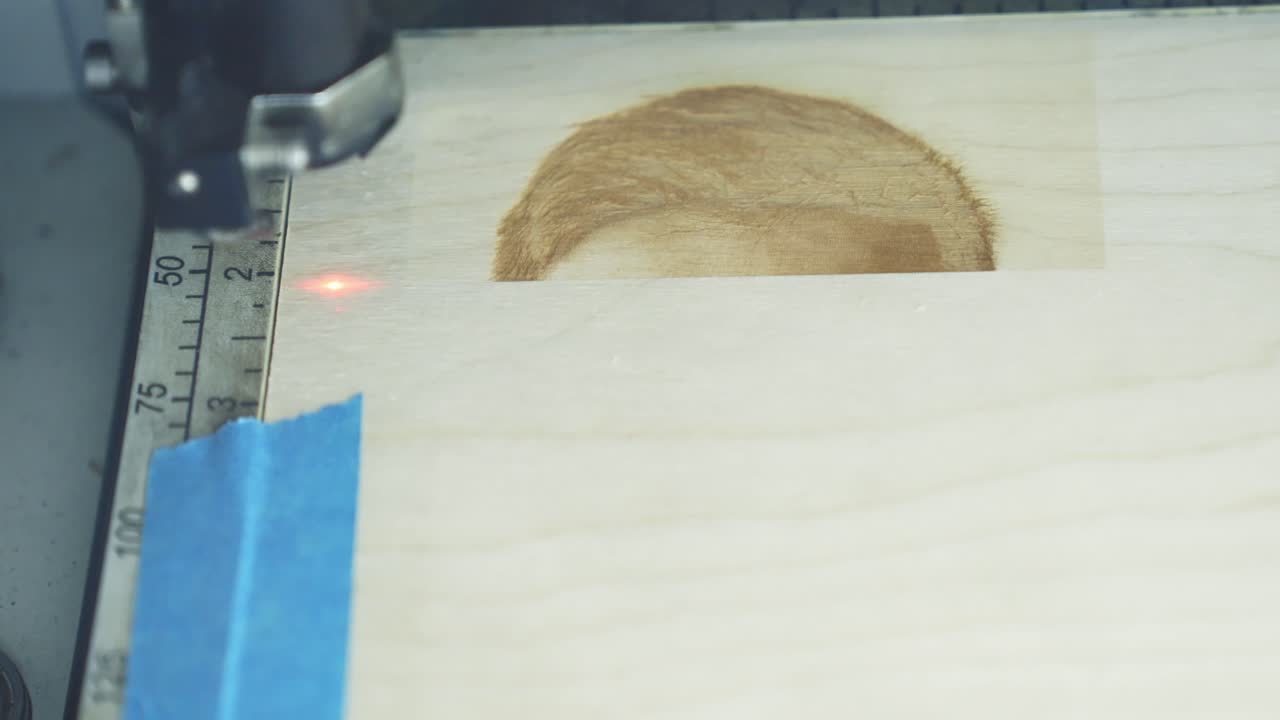 grabador láser creando un retrato