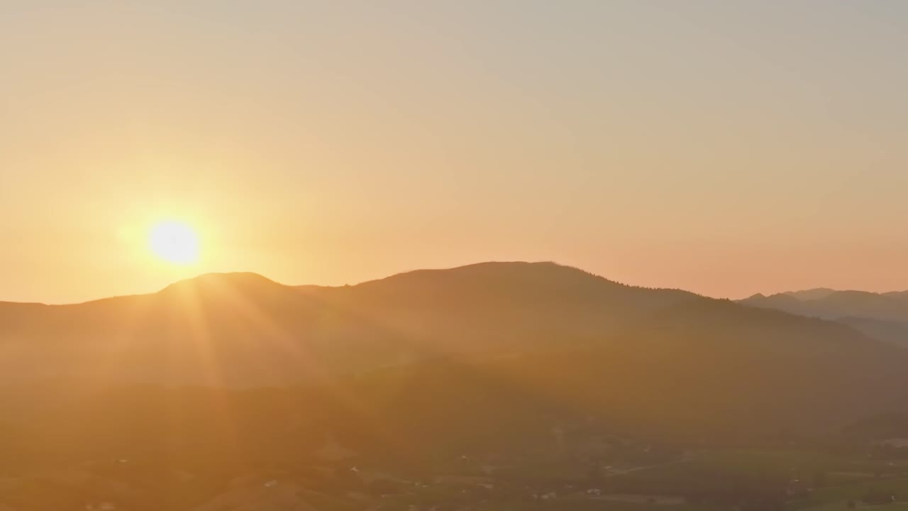 カリフォルニアの山々に沈む夕日、黄昏時の光と影