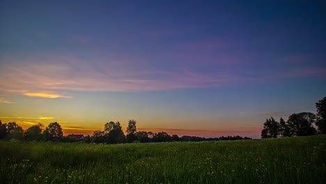 Lapso-De-Tiempo-De-La-Salida-Del-Sol-Sobre-Un-Exuberante-Campo-Verde