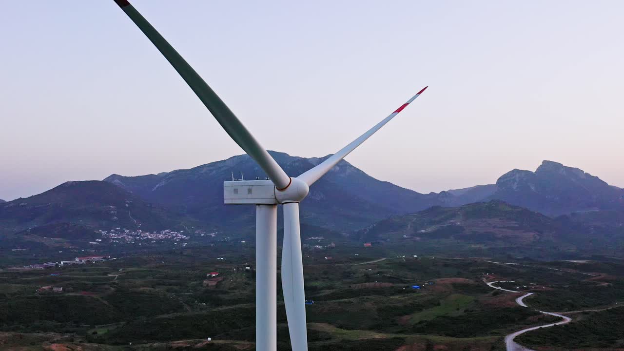 에게안 터키의 풍력 터빈의  영상, 다트사 반도, 저녁 황혼 설정