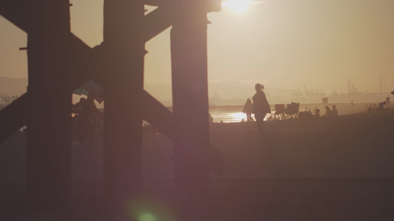 해질녘 인감 해변 부두 아래