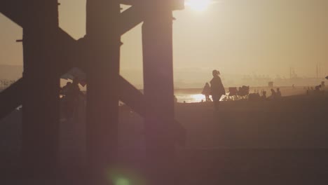 bajo el muelle de la playa del sello al atardecer