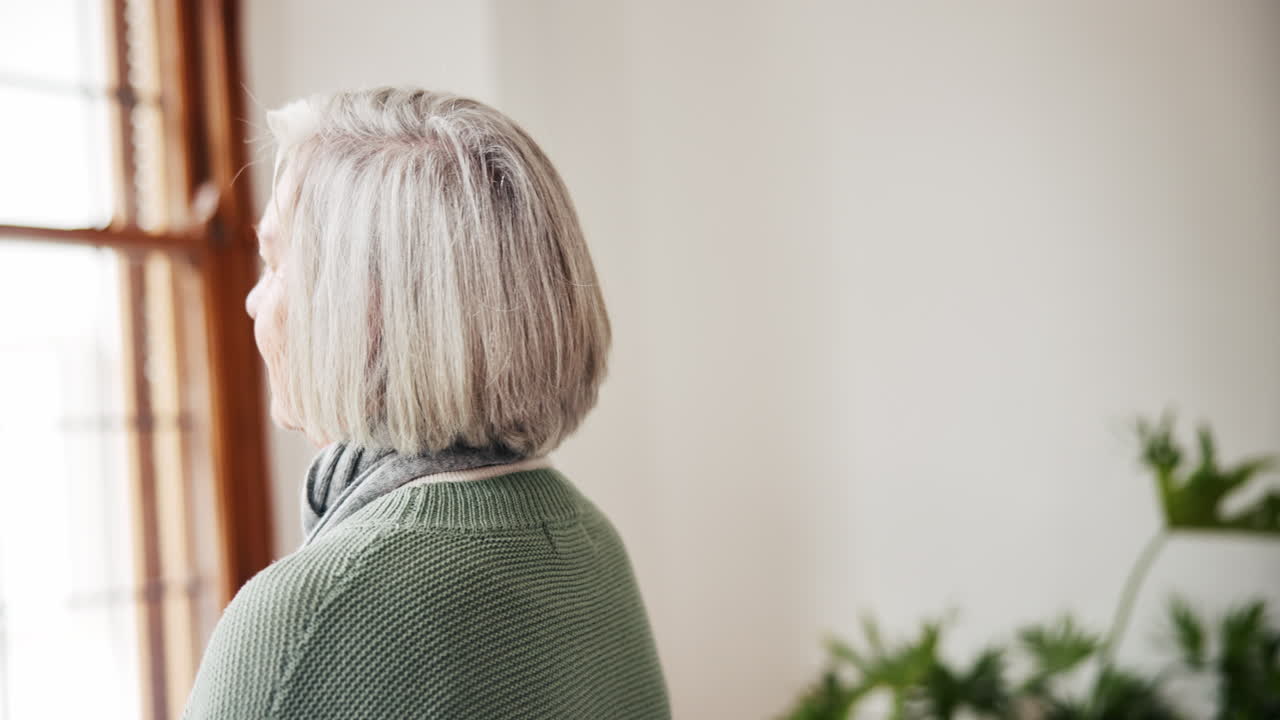 mujer mayor, relajarse o cuidador con un abrazo