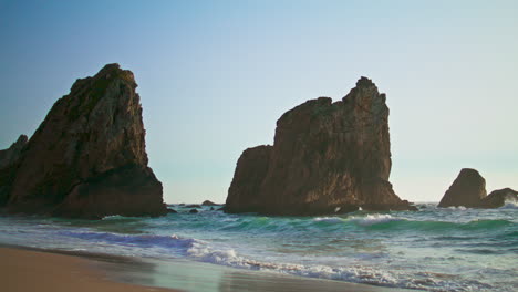 Acantilados-Rocosos-Subiendo-La-Superficie-Del-Océano-Portugal-Playa-Tarde-De-Verano-Tiro-Vertical