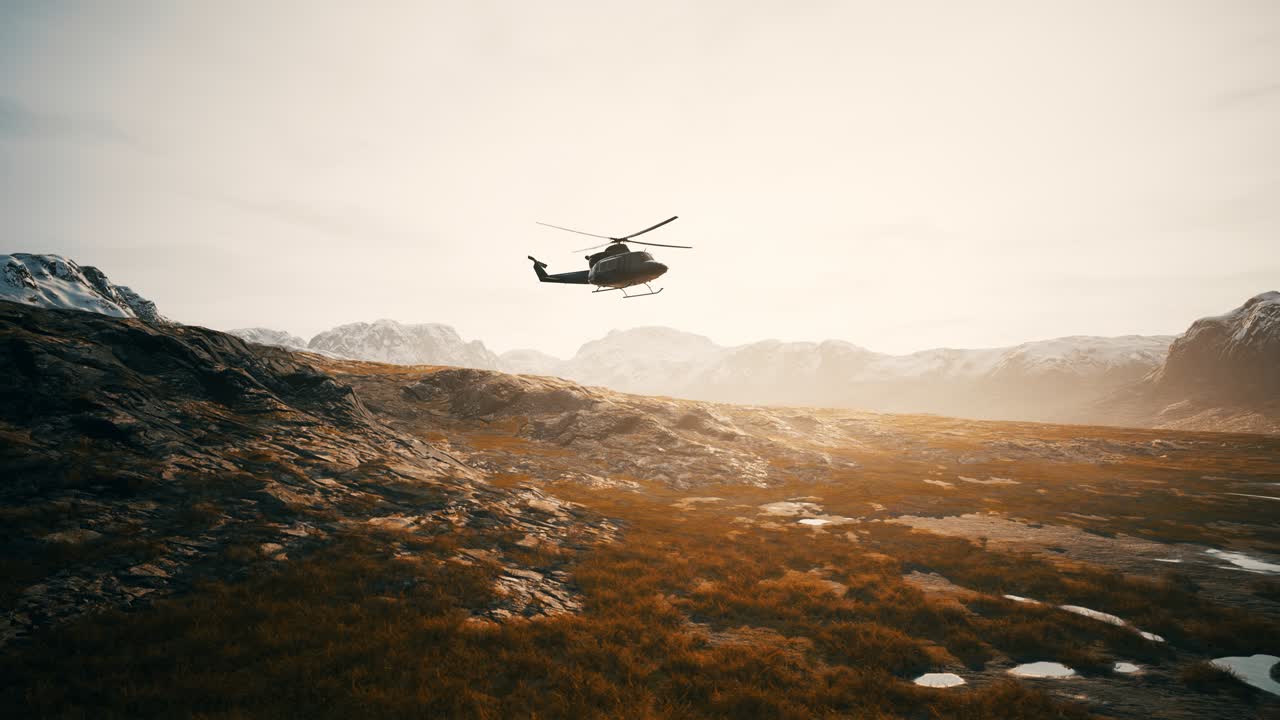 cámara lenta helicóptero de la época de la guerra de vietnam en las montañas