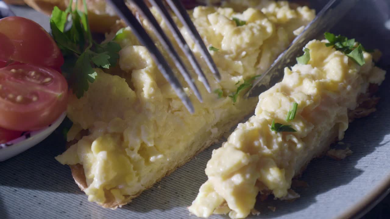 Scrambled Eggs on Toast with Tomatoes and Parsley