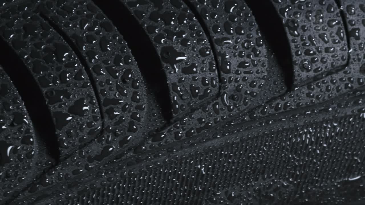 patrón de banda de rodadura de la rueda después de la lluvia