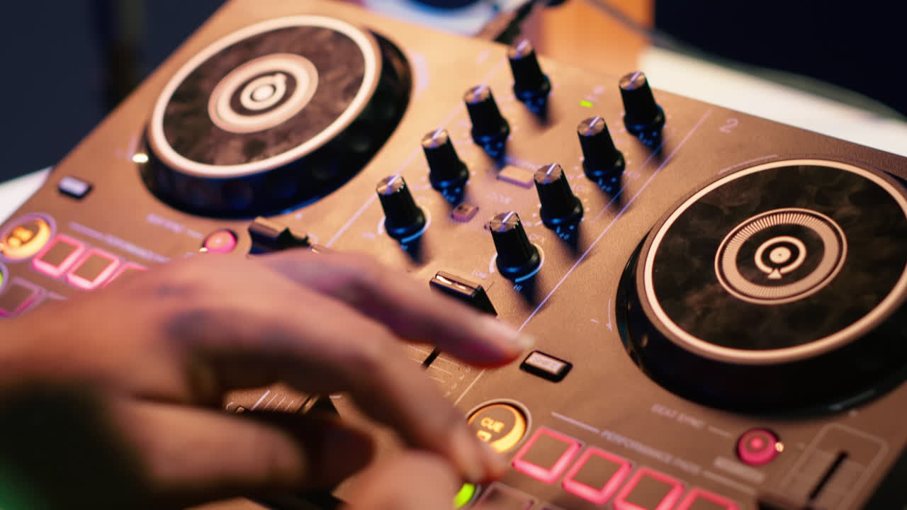 ingeniero de audio con auriculares mezclando y masterizando sus archivos grabados