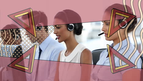animación de formas retro que se mueven sobre personas de negocios que usan auriculares de teléfono
