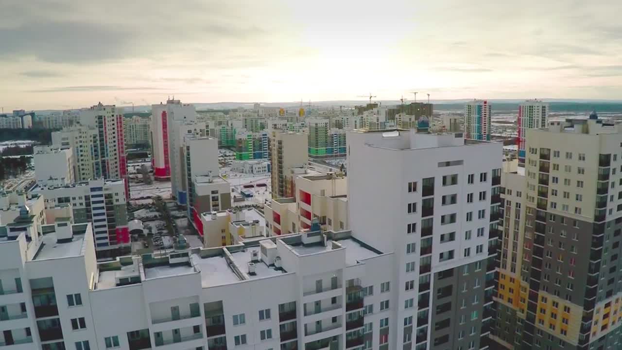 paisaje urbano vista aérea de edificios de apartamentos modernos en invierno