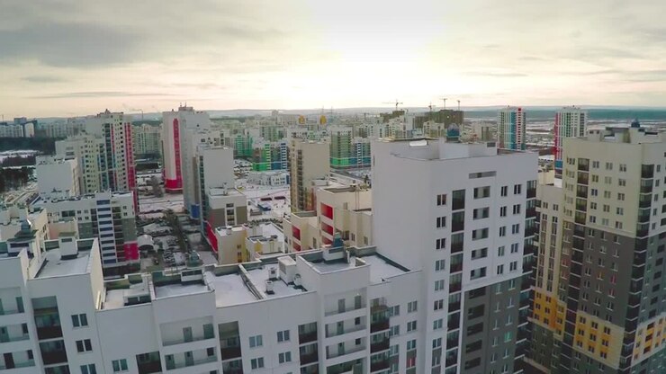 Vista aerea di paesaggio urbano con moderni edifici residenziali in inverno