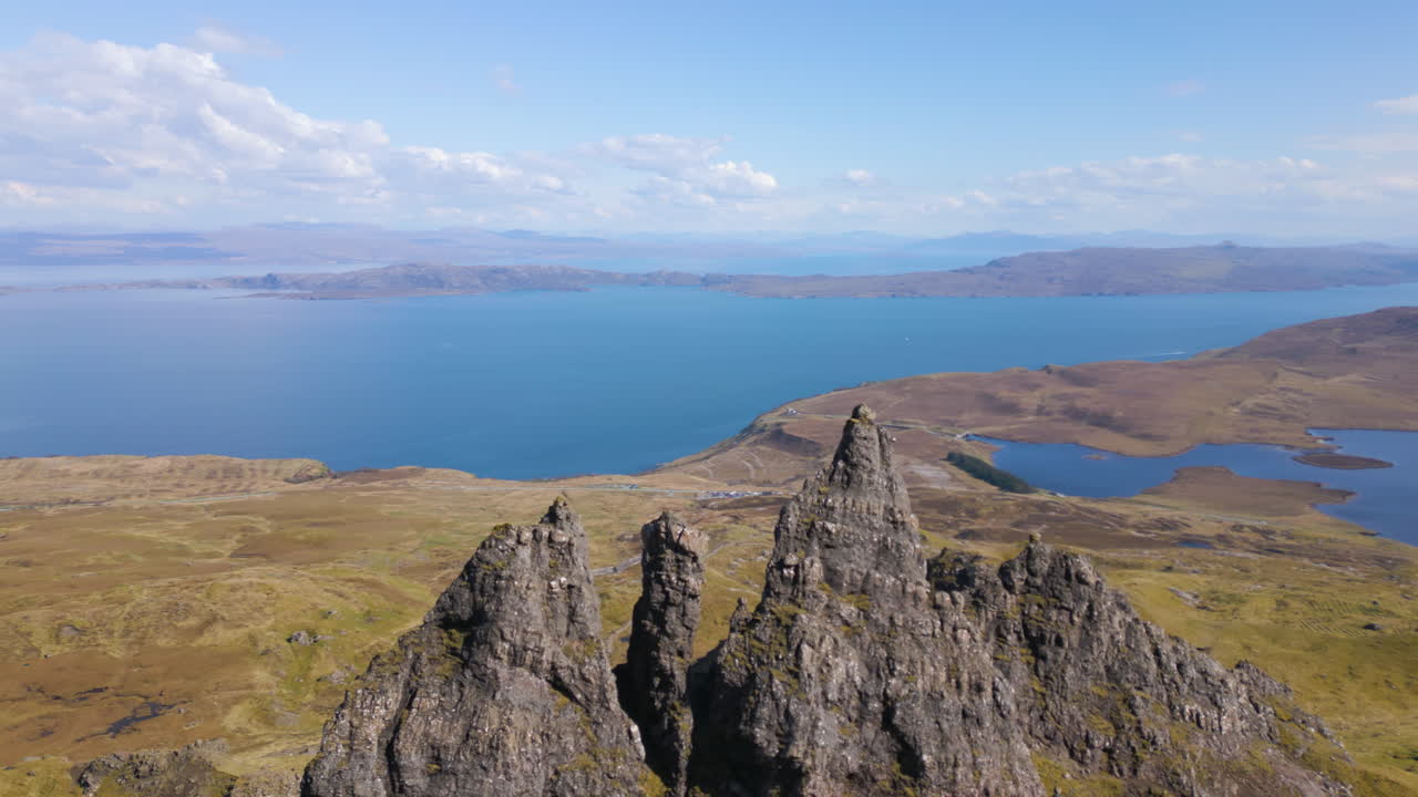 el anciano de la formación rocosa de storr en la isla de skye, una imagen aérea impresionante.