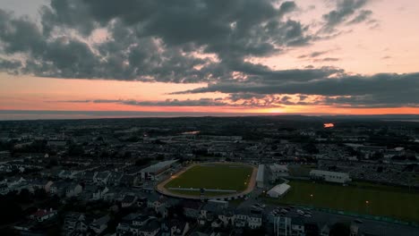 Puesta-De-Sol-En-Galway,-Irlanda.-Toma-Aérea-Con-Dron