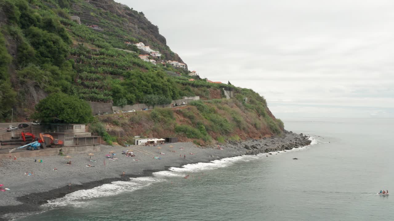 Spiaggia nascosta con ciottoli grigi sull'isola vulcanica di Madeira, vista dall'alto