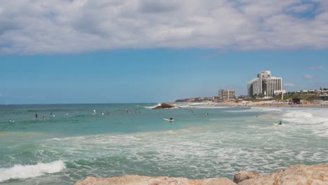 Surfer-Am-Strand-Von-Herzeliya-In-Israel-Im-Zeitraffer