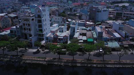 vietnam, distrito de la ciudad de ho chi minh seis vistas aéreas en un día soleado con el canal, las casas, el parque y el tráfico vial