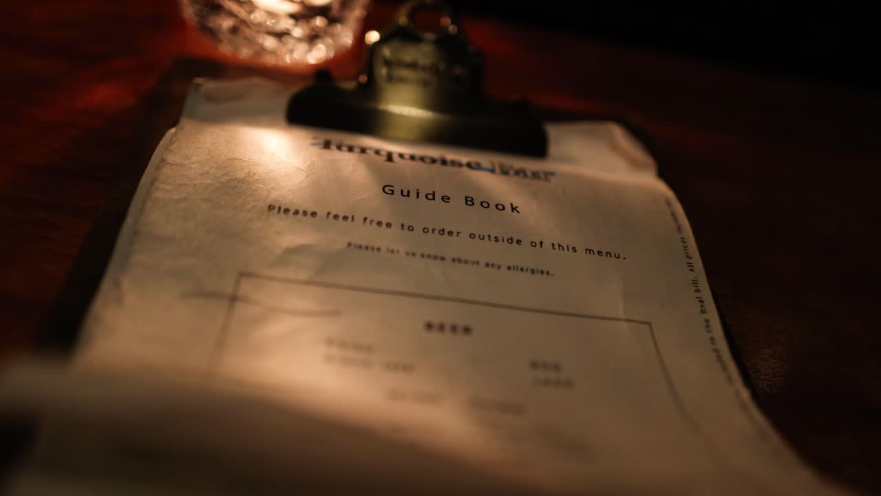 따뜻하고 박이는 빛 아래에서 페이지가 뒤집히고