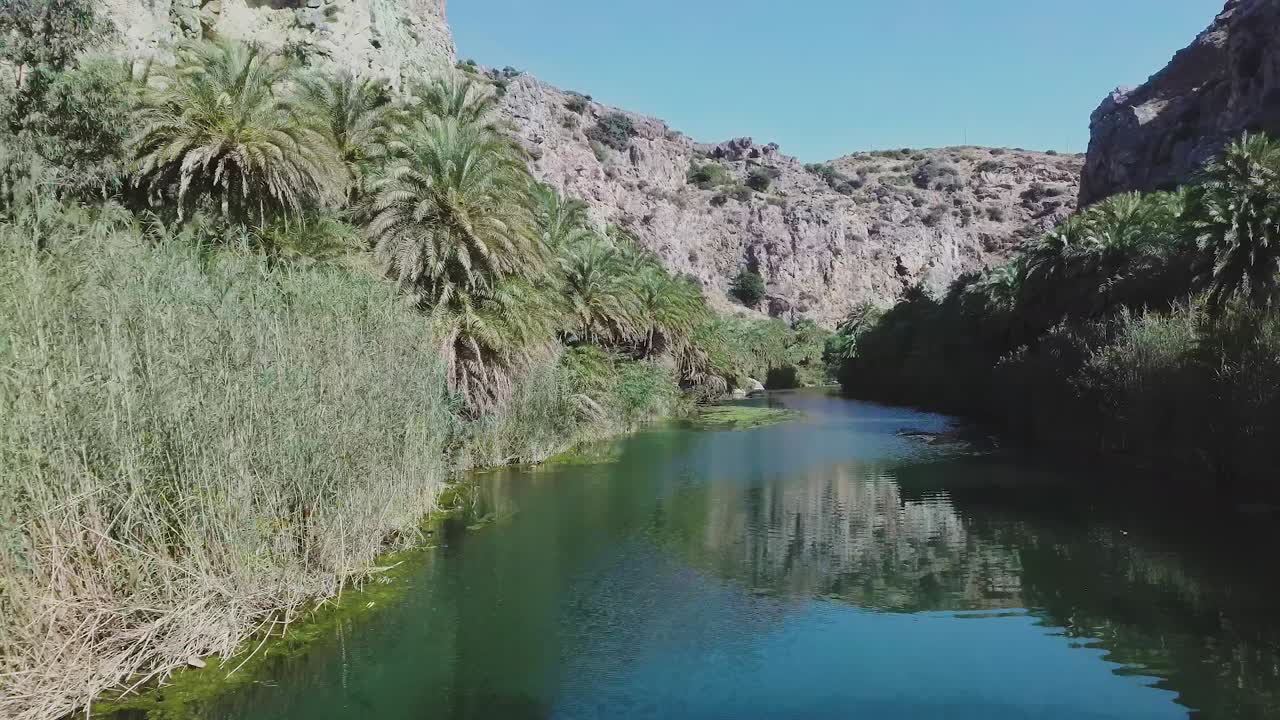dron volando bajo hacia atrás preveli creta