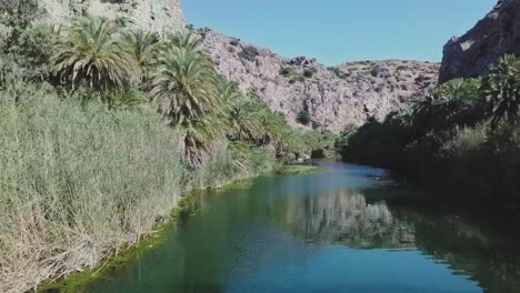 dron volando bajo hacia atrás preveli creta