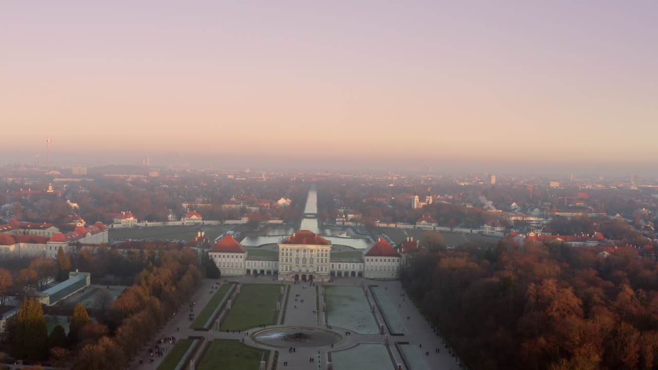 аэрофотосъемка над дворцом нимфенбург в мюнхене германия