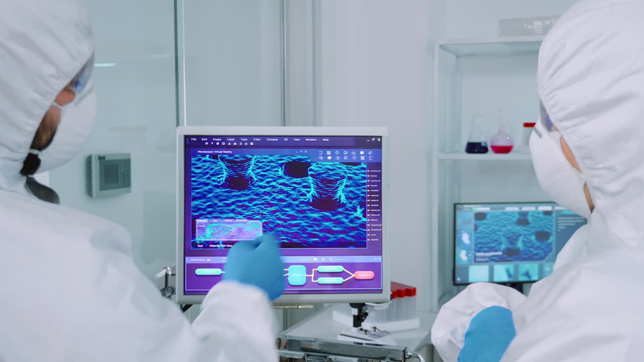 compañeros de trabajo en trajes de abrigo discutiendo sobre la evolución del virus