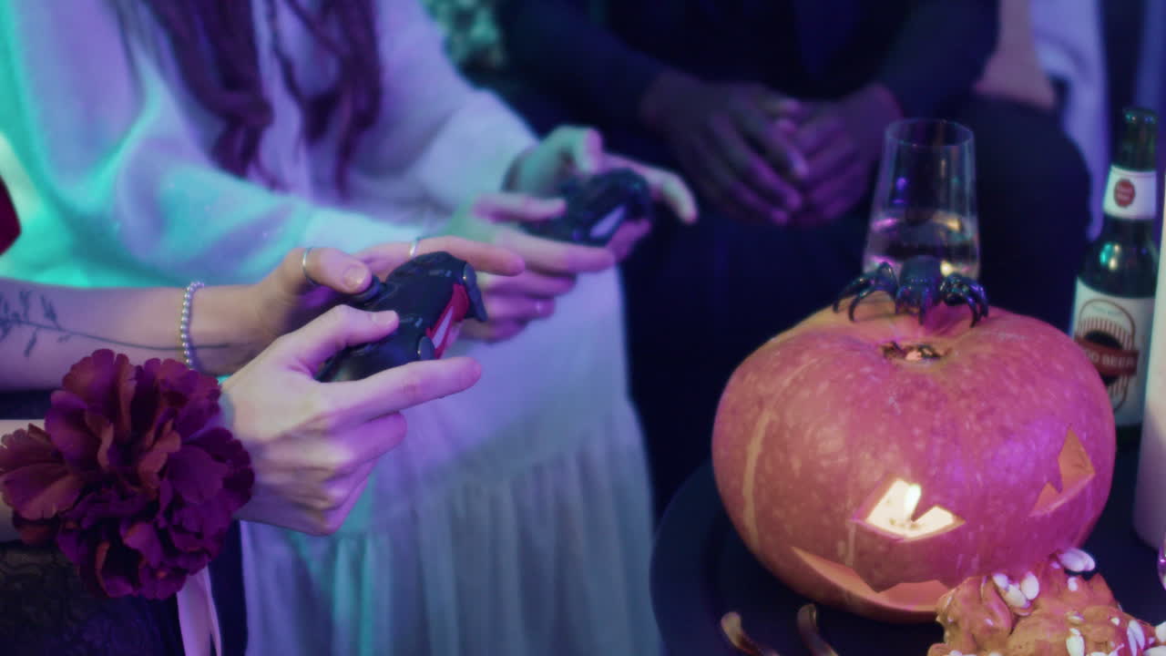 controladores que sostienen las manos