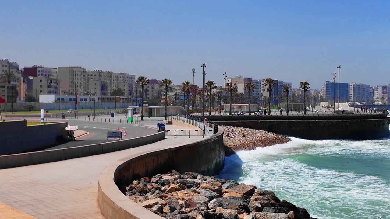 Costa di Casablanca, onde del mare su spiaggia rocciosa, muraglione sul mare del Marocco