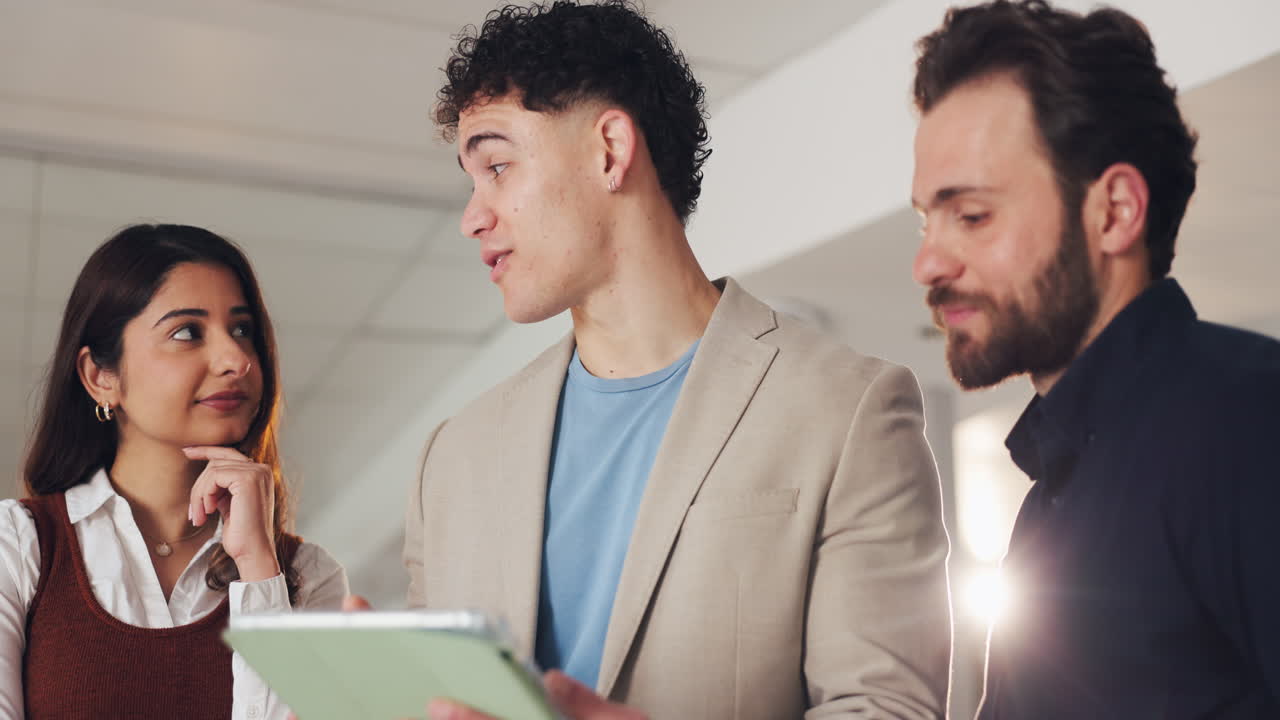 다양한 팀과 함께 비즈니스 회의