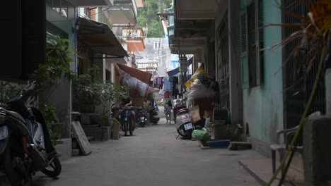 Blick-In-Eine-Gasse-In-Einer-Vietnamesischen-Stadt-2