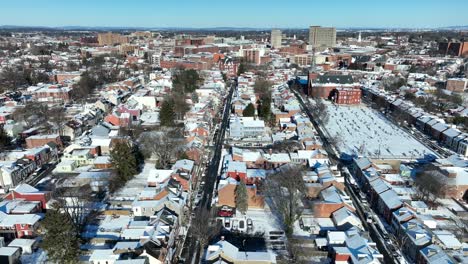 Hermoso-Barrio-Americano-Con-Bloque-De-Viviendas-En-El-Día-De-Nieve-De-Invierno