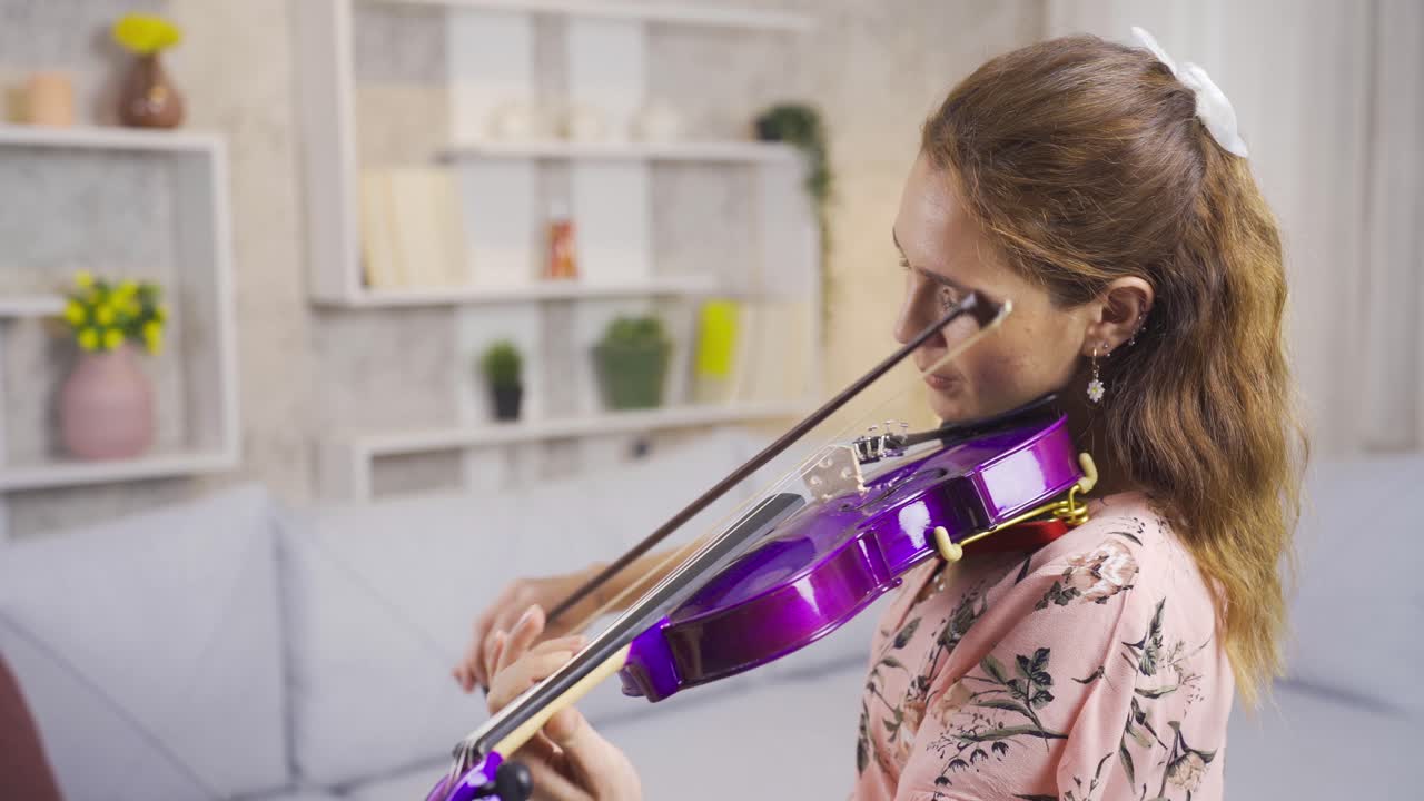 mujer inspiradora y elegante tocando el violín.