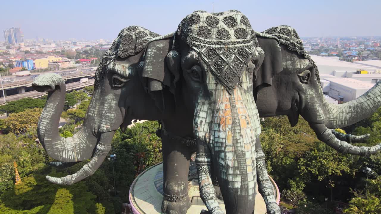 태국 방콕 사뭇 프라칸 지방에 있는 에라완 박물관의 4k 시네마틱 항공 영상