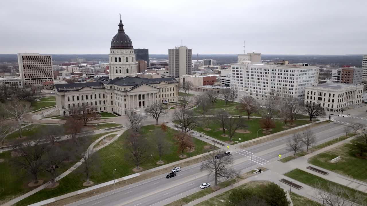 Kapitolbygningen i Kansas i Topeka, Kansas med stabil dronevideo