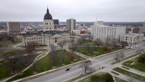 el edificio del capitolio del estado de kansas en topeka, kansas con video estable de drones