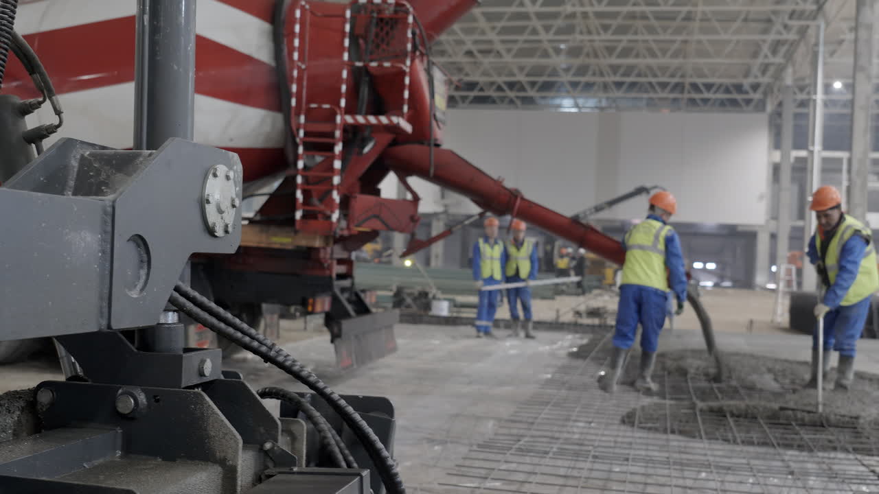 operación de vertido de hormigón en un almacén