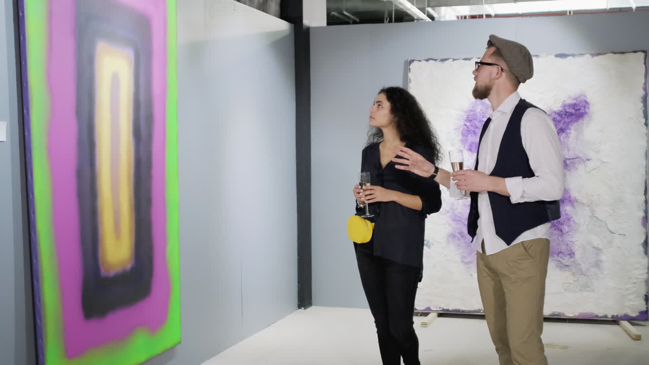 pareja viendo arte abstracto en una galería de arte