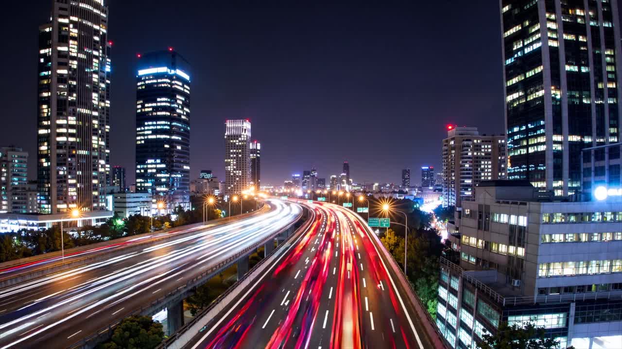 CGI time-lapse of city traffic at night, showcasing urban motion, flowing headlights, and the dynamic energy of city life after dark.