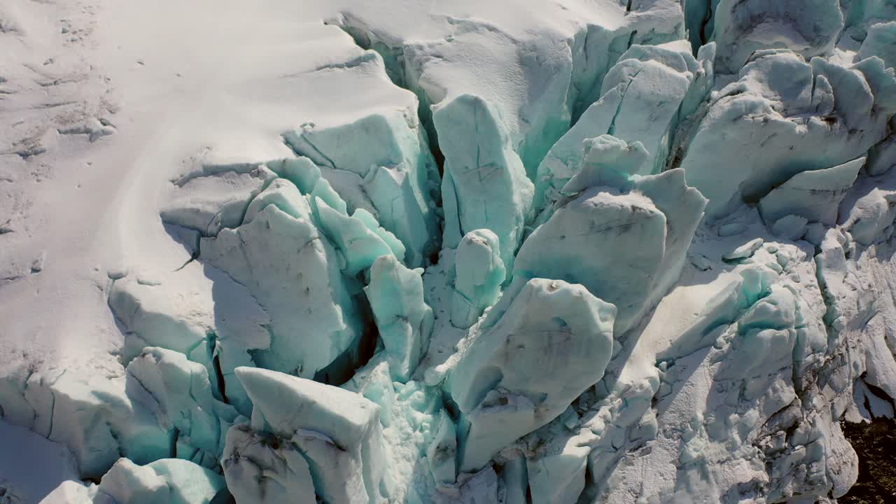 Vista aerea di ghiacciaio e iceberg nella laguna glaciale in Svizzera.